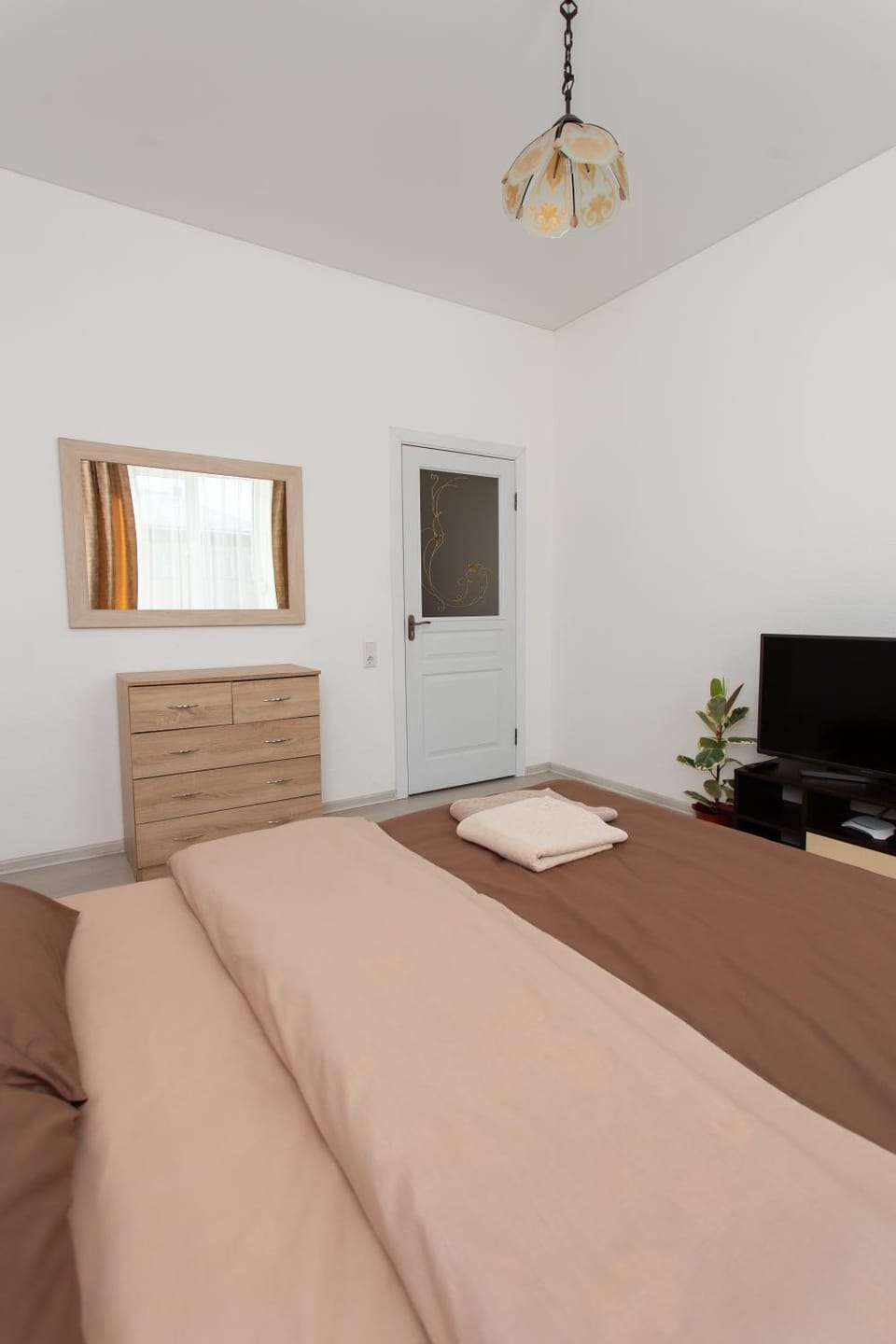 Bed, TV and multimedia, Bedroom