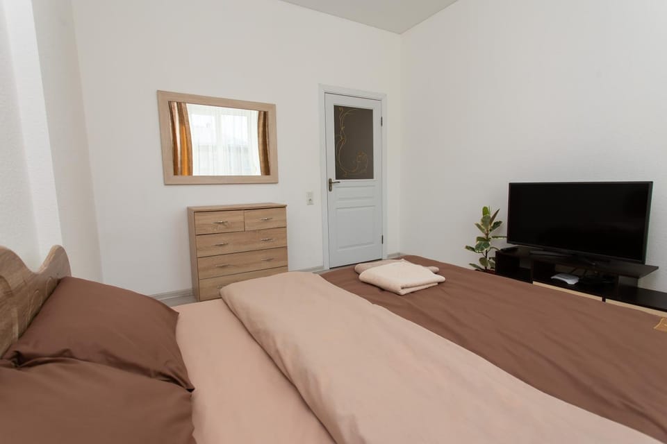 Bed, TV and multimedia, Bedroom