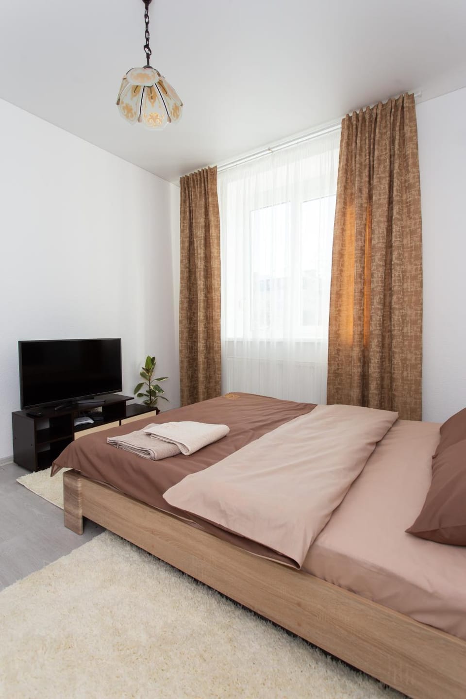 Bed, TV and multimedia, Bedroom