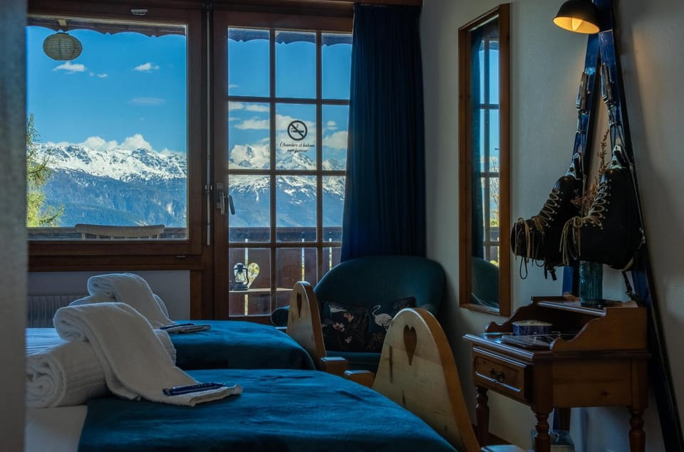 Bed, Natural landscape, Photo of the whole room, Bedroom, Mountain view