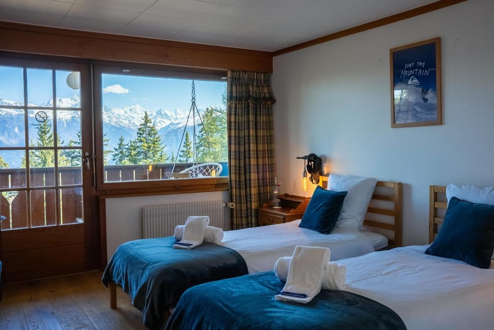 Photo of the whole room, Bedroom, Mountain view