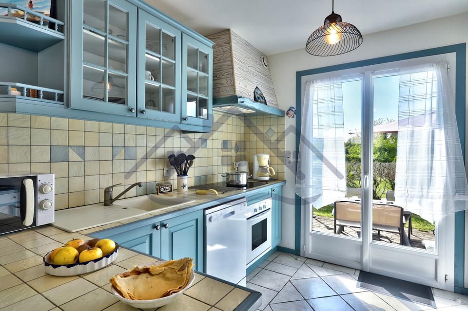 Kitchen or kitchenette, dishwasher, oven, toaster
