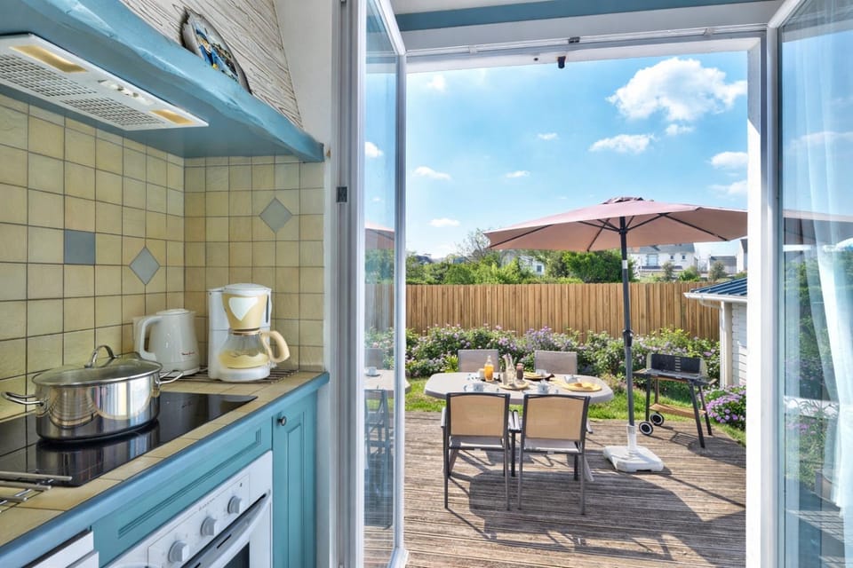 Kitchen or kitchenette, Dining area, Garden view