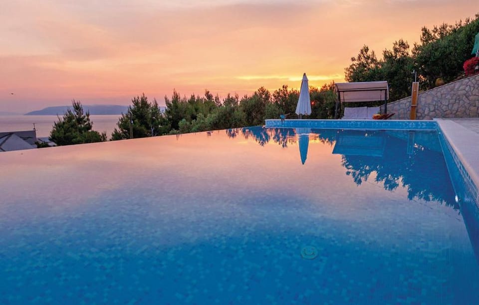 Luxury villa with heated pool, jacuzzi and sauna House in Makarska