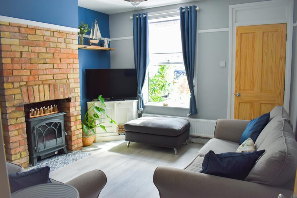 TV and multimedia, Living room, Seating area, flat iron