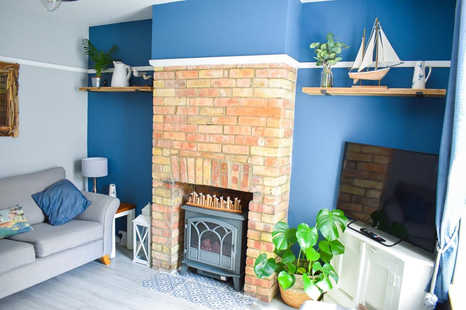 TV and multimedia, Living room, Seating area, flat iron