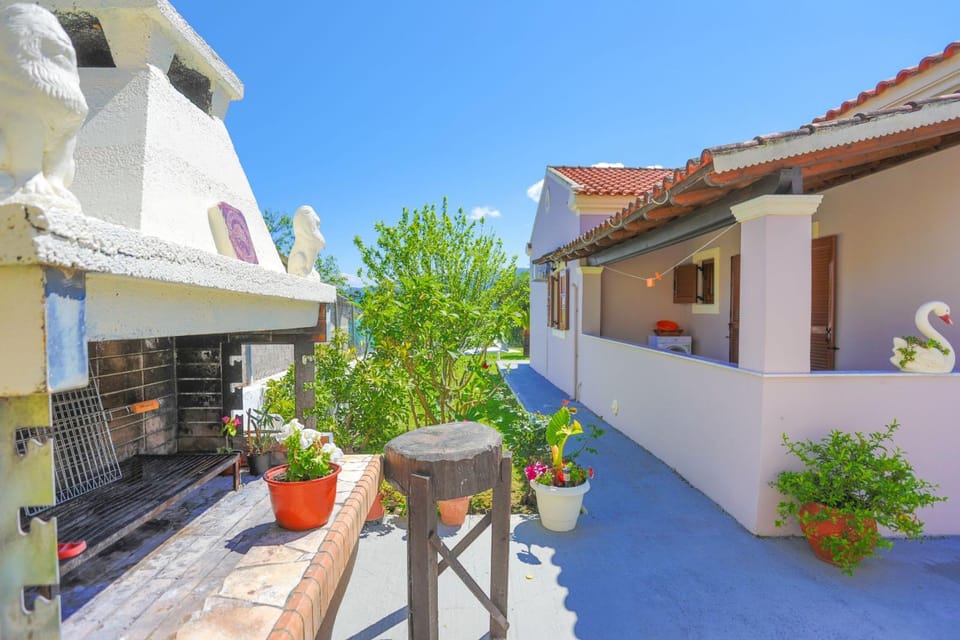 Property building, Day, Balcony/Terrace, Dining area