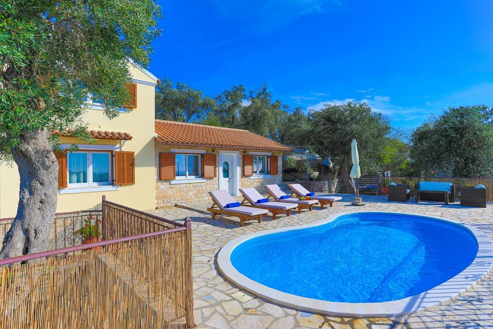 Property building, Other, Swimming pool, sunbed