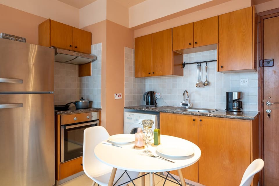 Coffee/tea facilities, Dining area, oven, stove, washing machine, kitchen