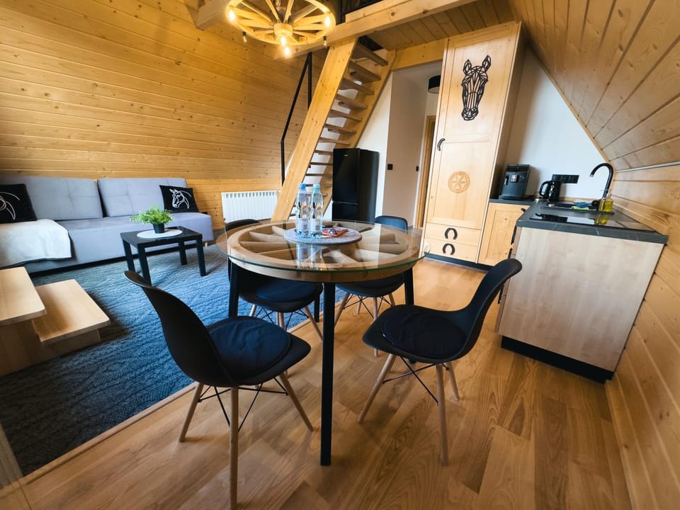 Kitchen or kitchenette, Living room, Seating area, Dining area
