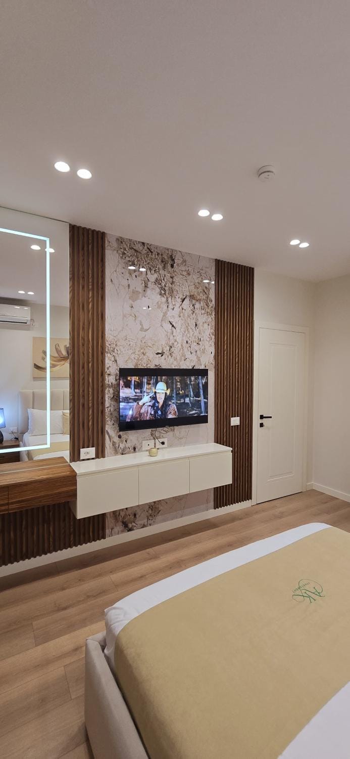 Bed, TV and multimedia, Bedroom