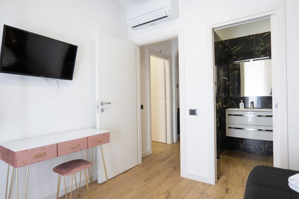TV and multimedia, Photo of the whole room, minibar