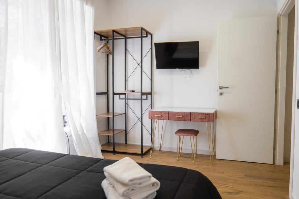 Bed, TV and multimedia, Photo of the whole room, towels, wardrobe