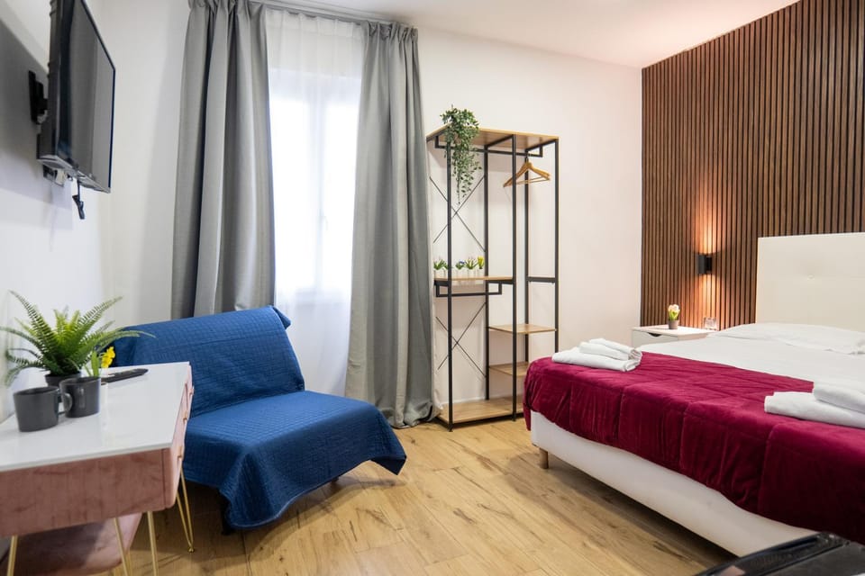 Bed, TV and multimedia, Bedroom