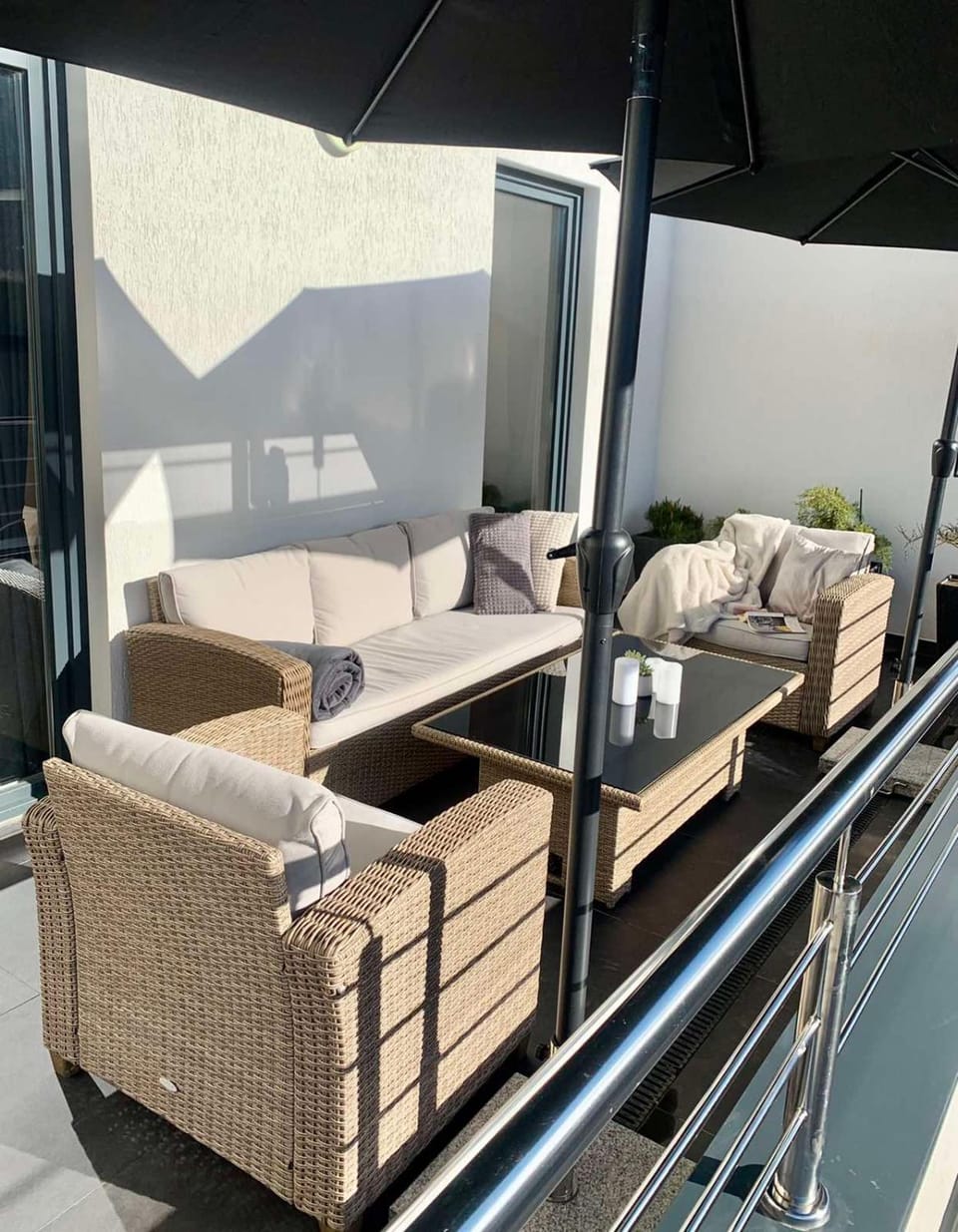 View (from property/room), Balcony/Terrace, Balcony/Terrace, Decorative detail, Seating area