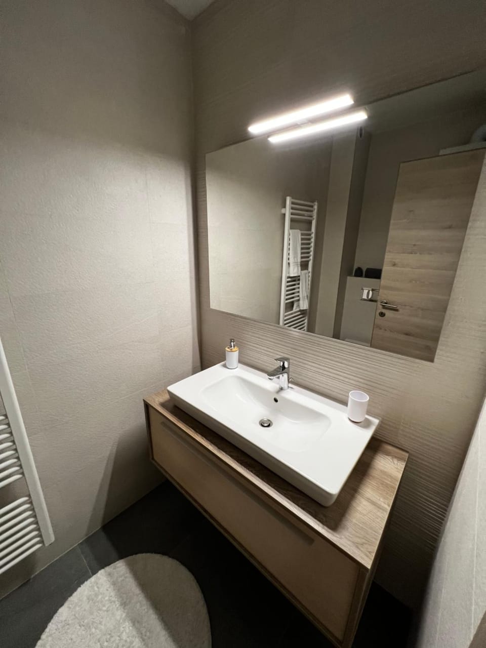 Toilet, towels