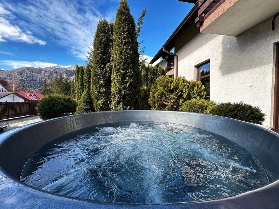 Day, Natural landscape, Hot Tub, Mountain view, Pool view, Swimming pool