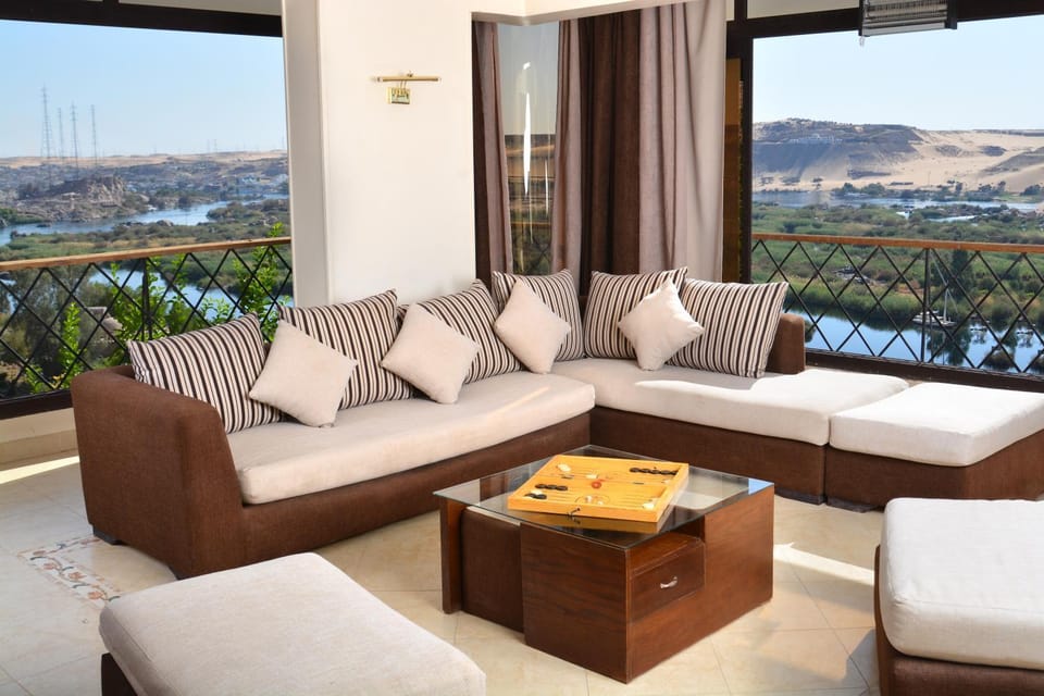 Balcony/Terrace, Living room, Seating area, Mountain view, River view