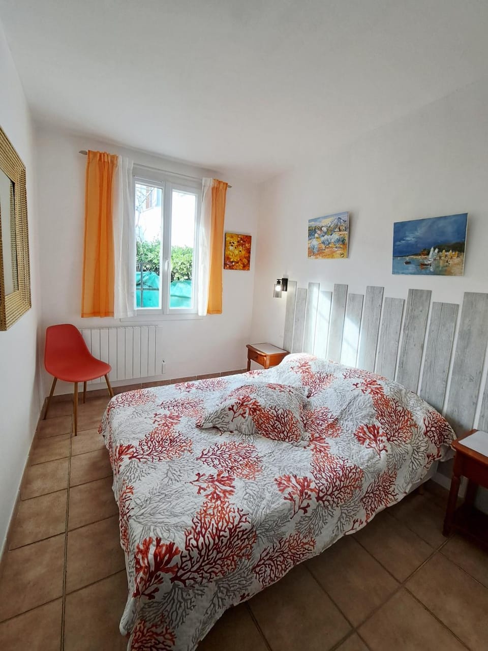 Photo of the whole room, Bedroom