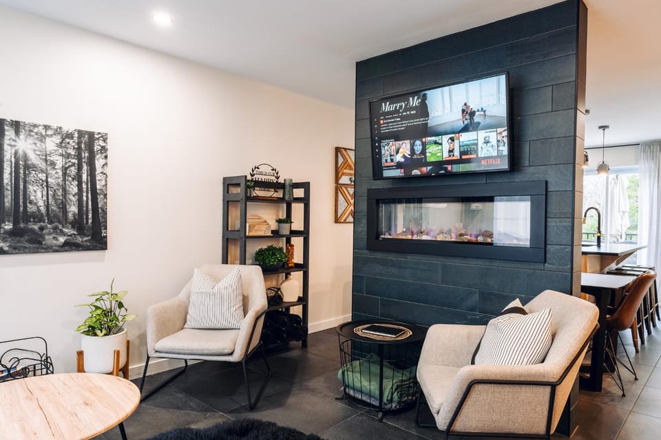 TV and multimedia, Seating area, fireplace
