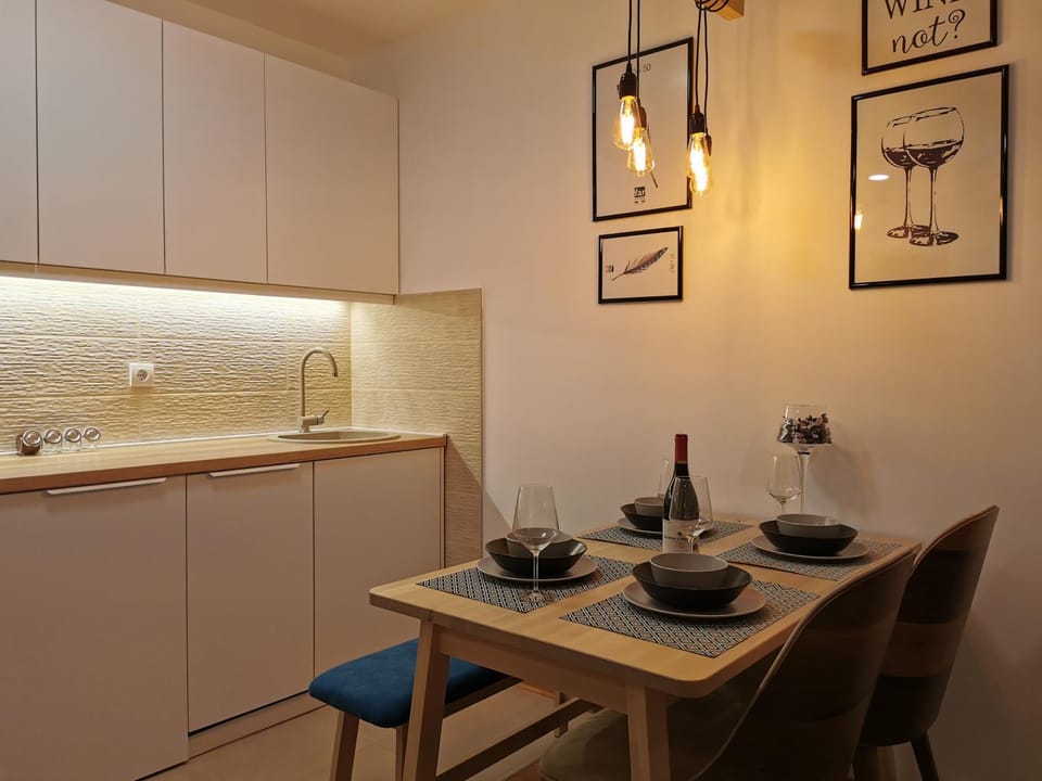 Kitchen or kitchenette, Dining area