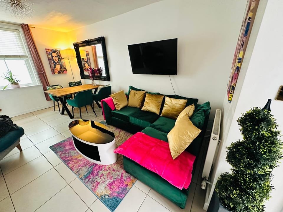 Communal lounge/ TV room, TV and multimedia, Living room, Seating area, Evening entertainment