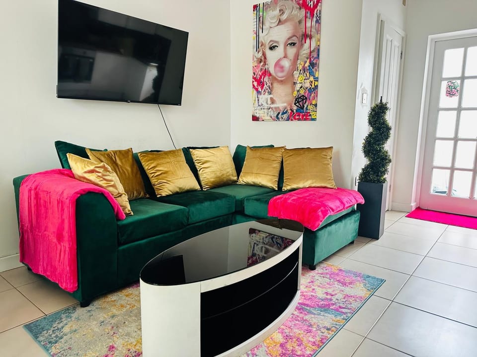 Communal lounge/ TV room, TV and multimedia, Living room, Seating area, Evening entertainment