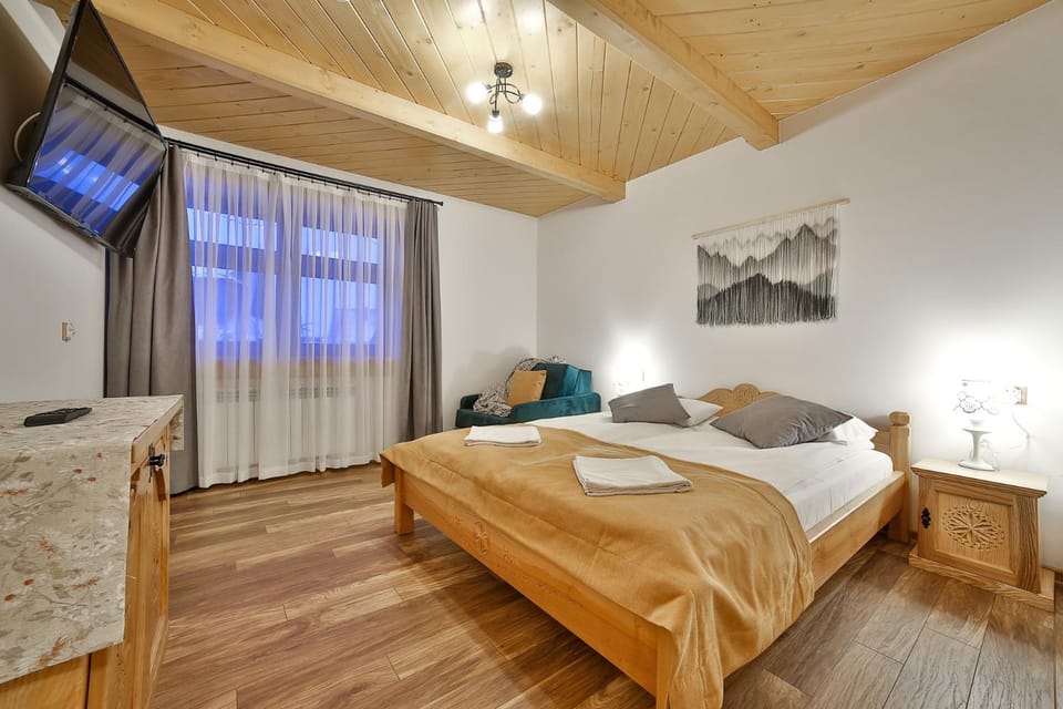 Bed, TV and multimedia, Photo of the whole room, Bedroom