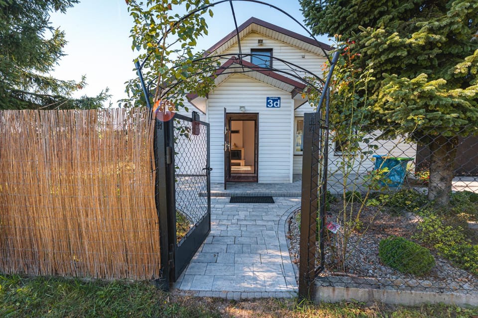 Property building, Facade/entrance, Day, Garden, Garden view