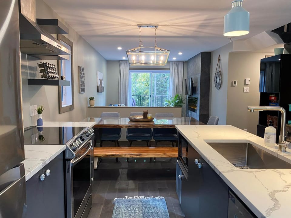 Kitchen or kitchenette, Dining area