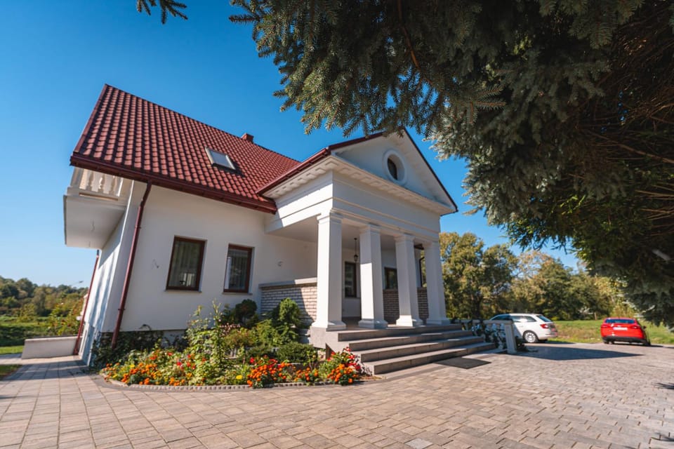 Property building, Facade/entrance, Day, Garden, Garden, Parking