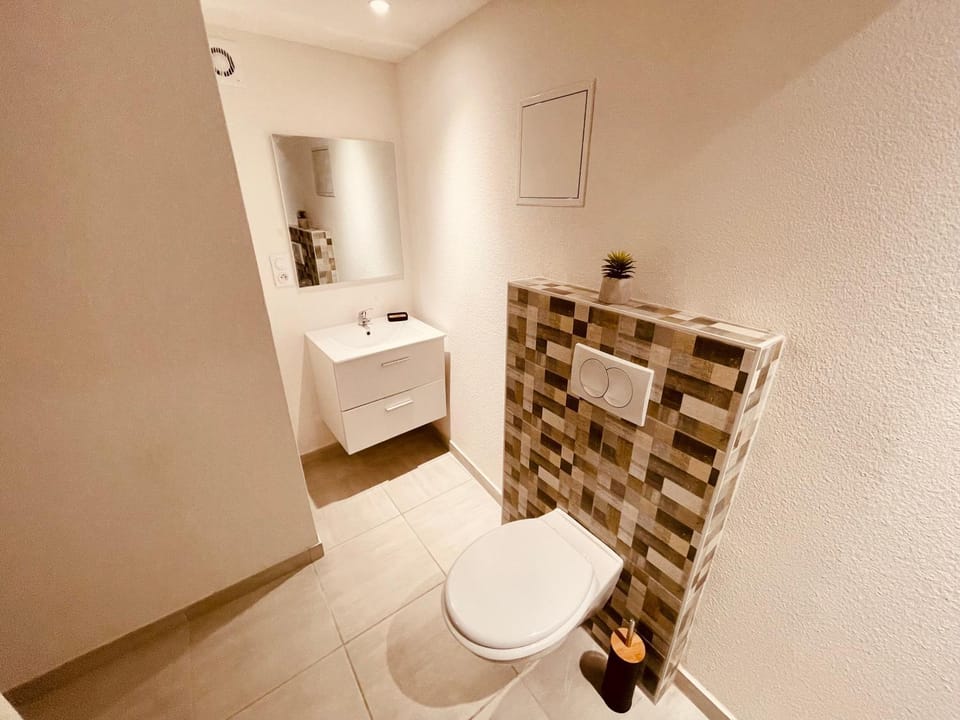 Toilet, Bathroom, towels