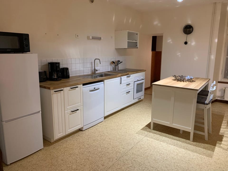 Grand appartement lumineux tout confort en plein coeur d'Arbois Apartment in Jura