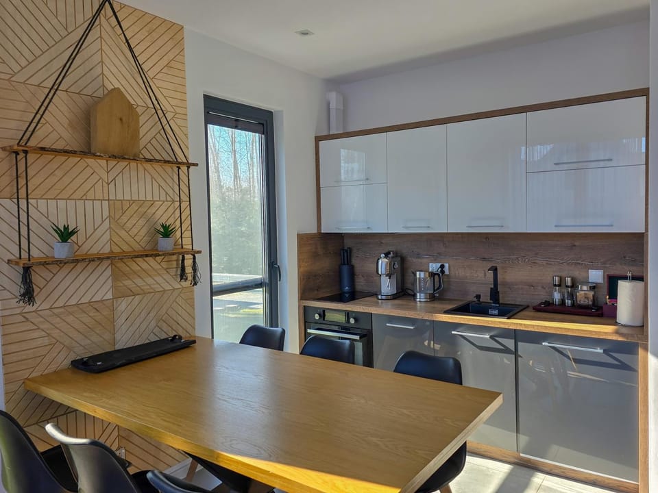 Coffee/tea facilities, Kitchen or kitchenette, stove