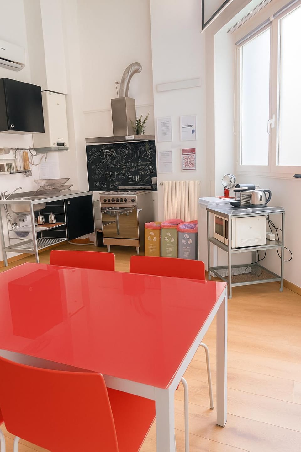 Coffee/tea facilities, Kitchen or kitchenette, Dining area, microwave, oven, kitchen