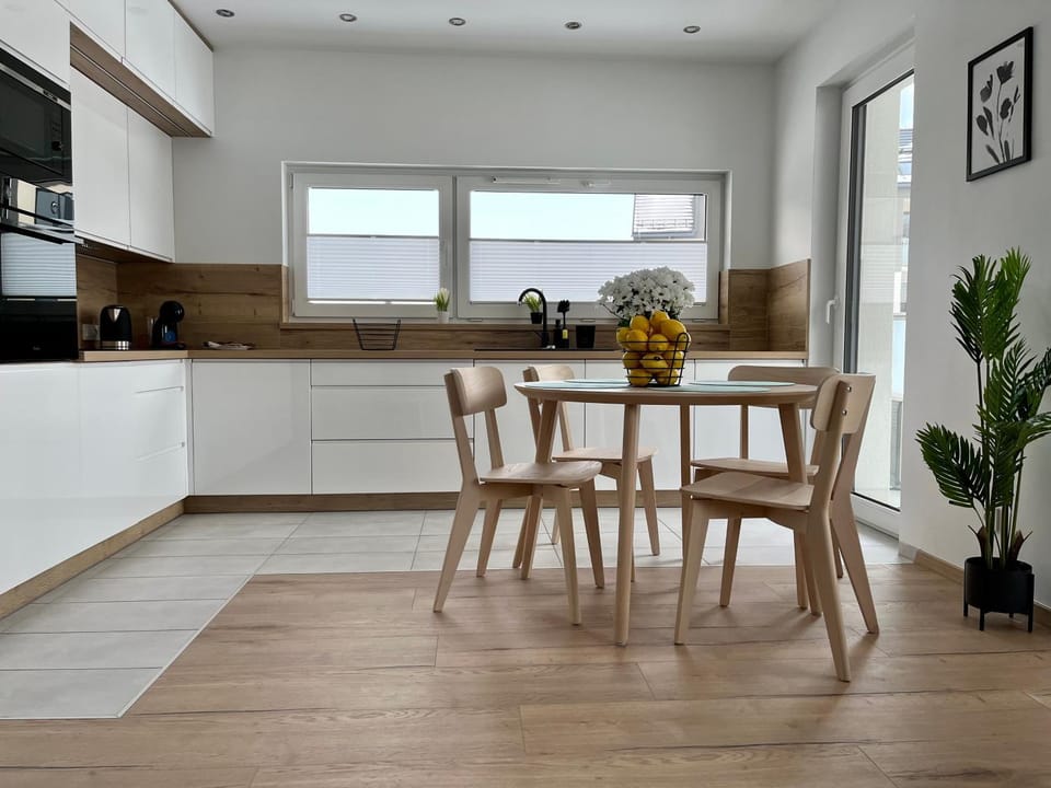 Kitchen or kitchenette, Dining area