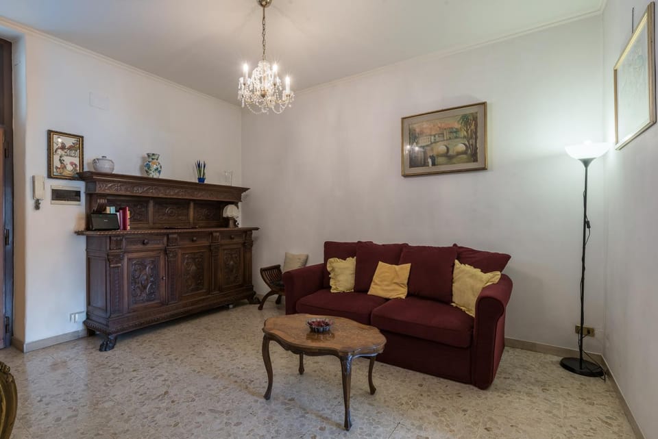Photo of the whole room, Seating area