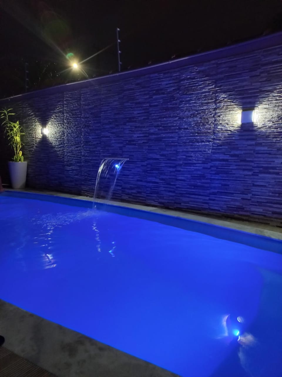 Kitnet com piscina em cond fechado a 200 m da praia com wi-fi House in Caraguatatuba