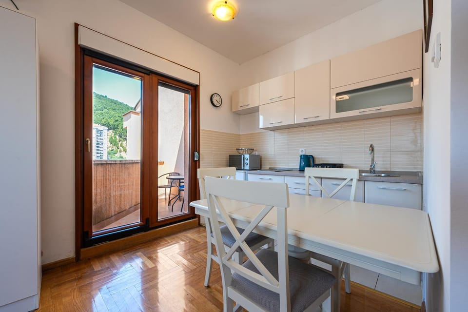 Kitchen or kitchenette, Dining area