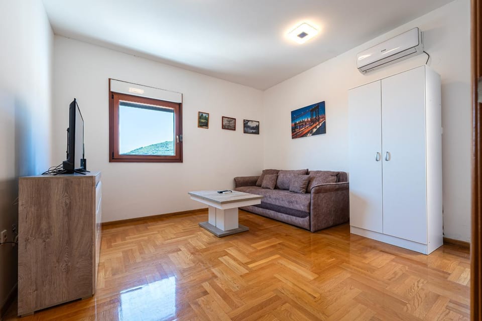 TV and multimedia, Living room, Seating area, air conditioner