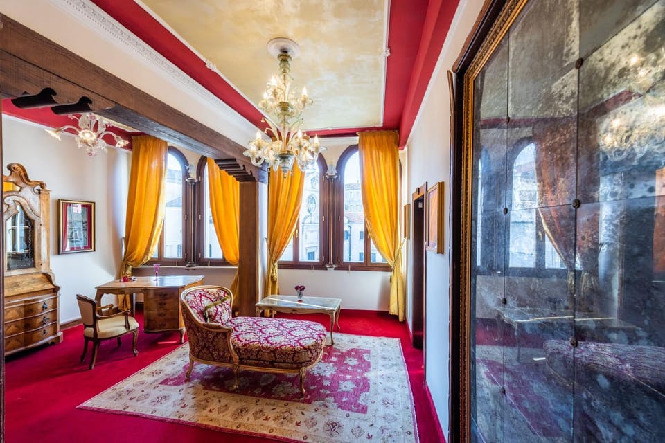 Communal lounge/ TV room