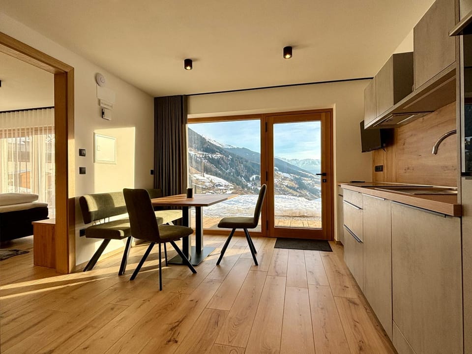 Natural landscape, Kitchen or kitchenette, Dining area, Mountain view