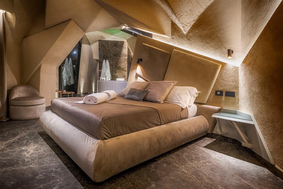 Bed, Hot Tub, Photo of the whole room, Bedroom