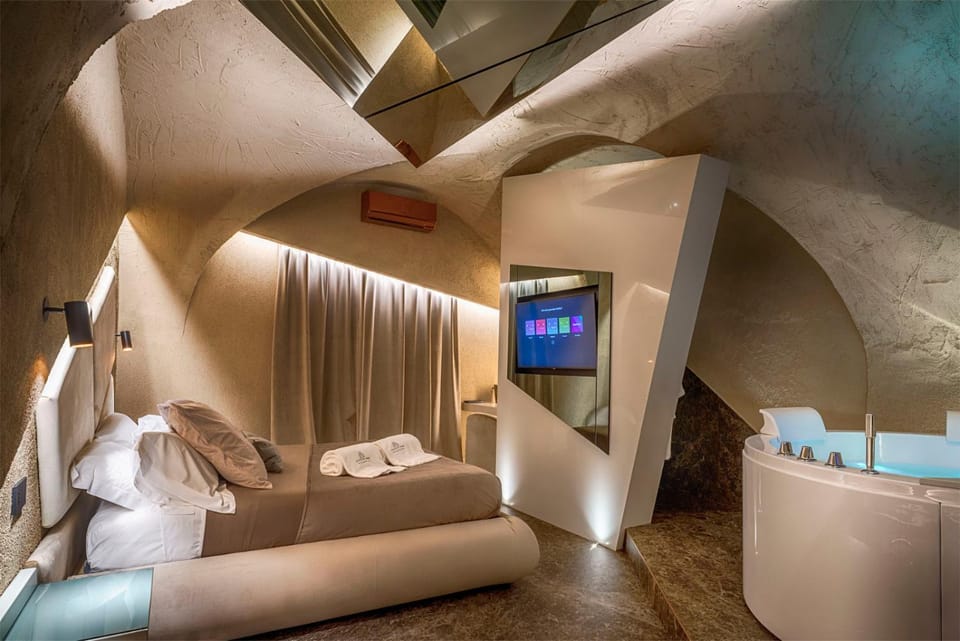 Bed, Hot Tub, Bedroom