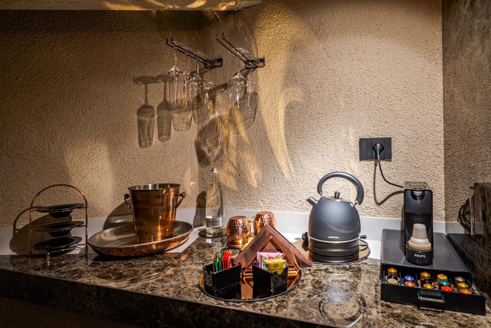 Lounge or bar, oven