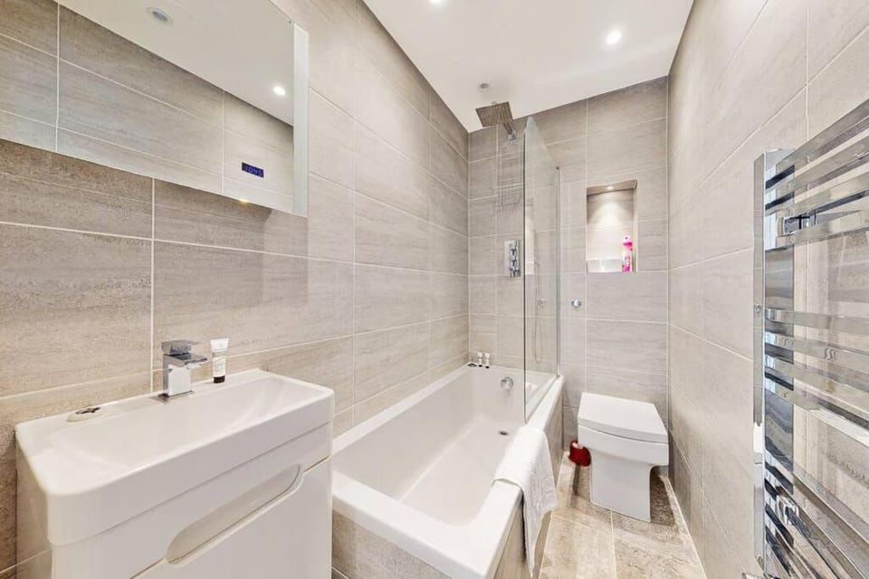 Stylish 2bed2bath flat 4min from tube station House in City of Westminster