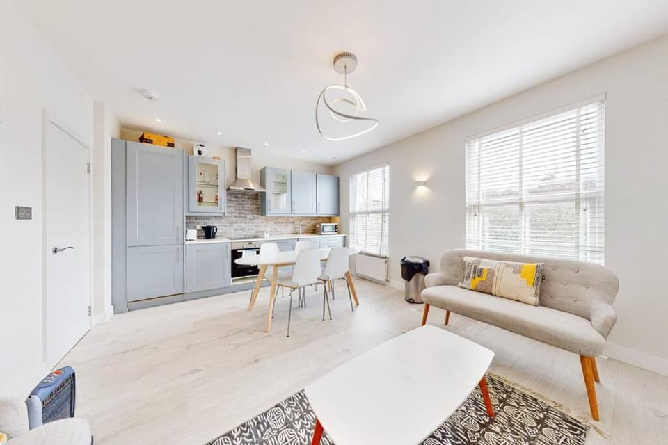 Stylish 2bed2bath flat 4min from tube station House in City of Westminster