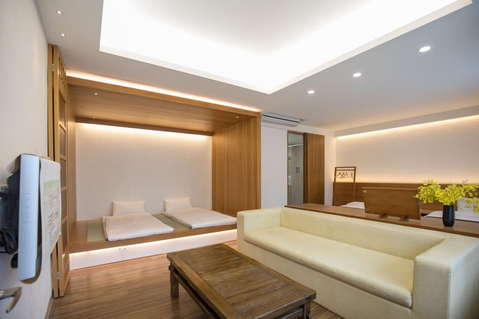 Bed, TV and multimedia, Living room, Photo of the whole room, Bedroom