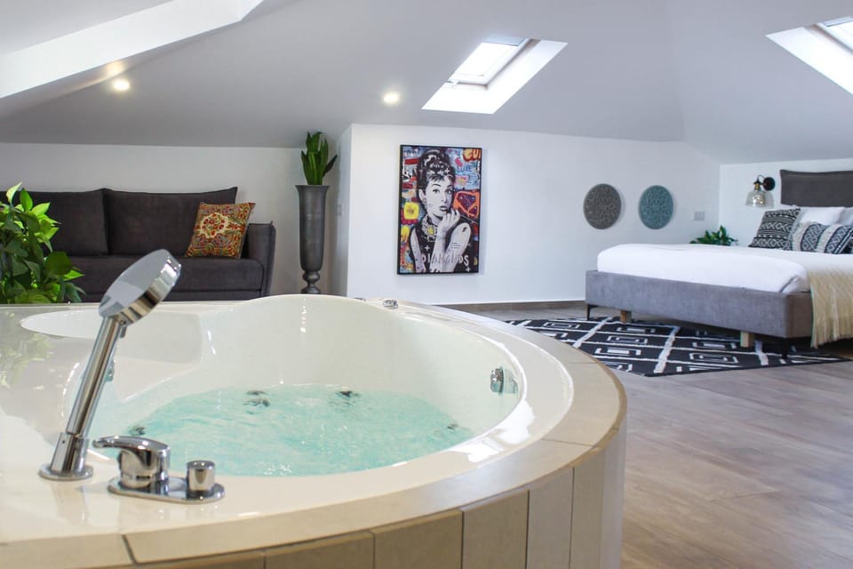 Bed, Hot Tub, Photo of the whole room, Bedroom
