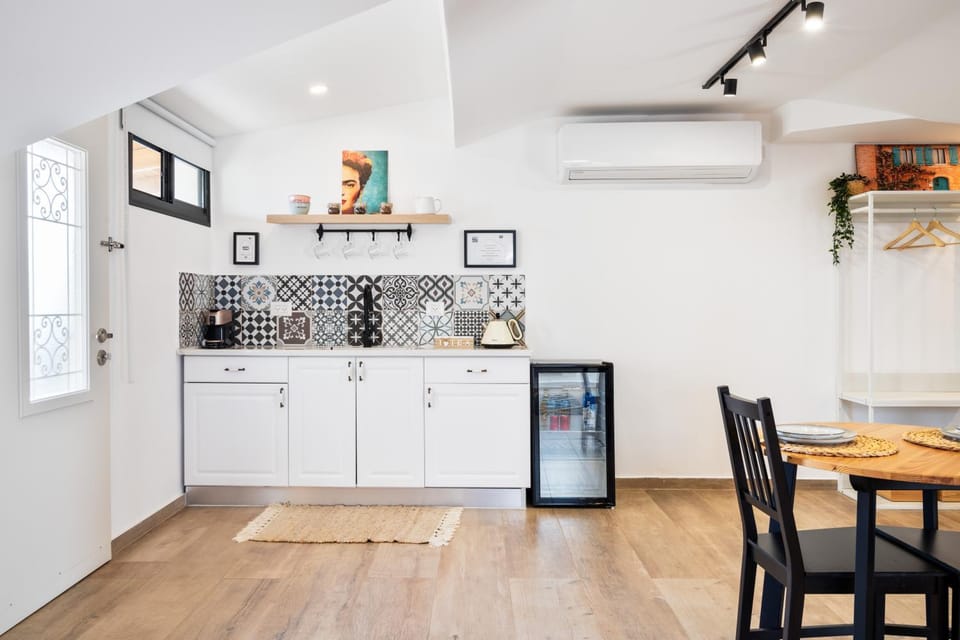 Coffee/tea facilities, Kitchen or kitchenette, Dining area, minibar, oven, air conditioner